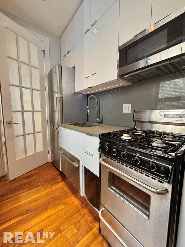 E 13th St #5C - Photo 2 of 6