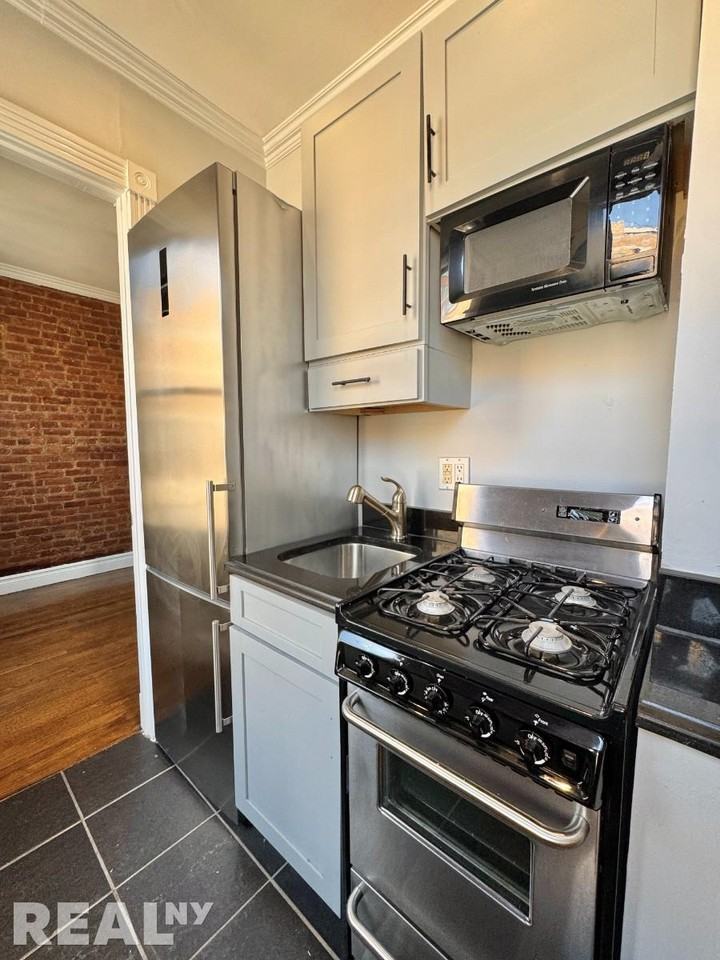 E 13th St #5B - Photo 2 of 8