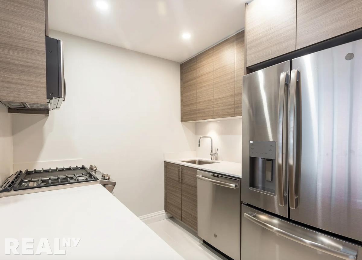 W 48th St #18G - Photo 2 of 6