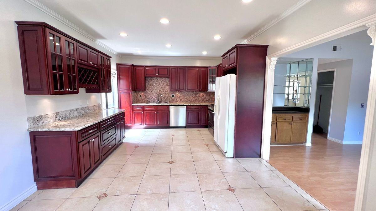 15061 Sherman Way ##A - Photo 6 of 26