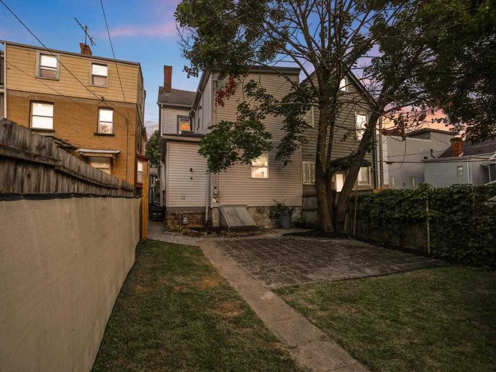 715 N Beatty St - Photo 2 of 22