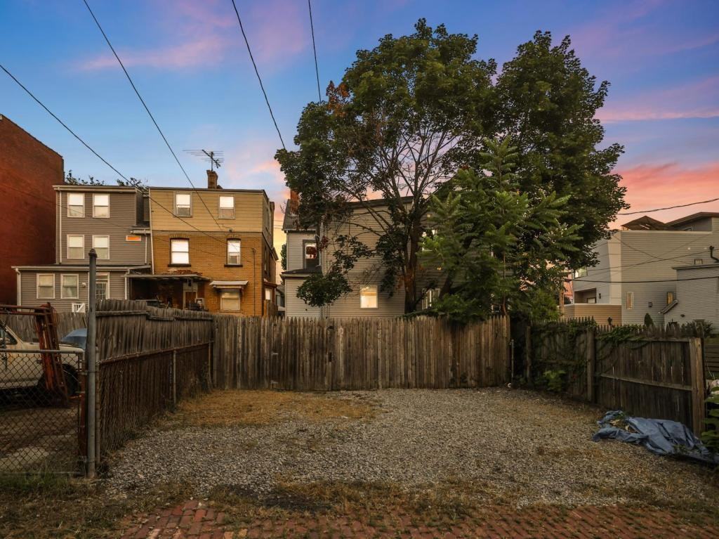 715 N Beatty St - Photo 3 of 22