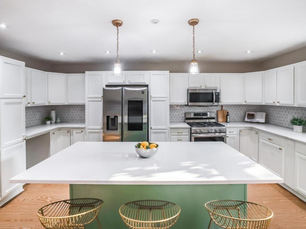 715 N Beatty St - Photo 4 of 22