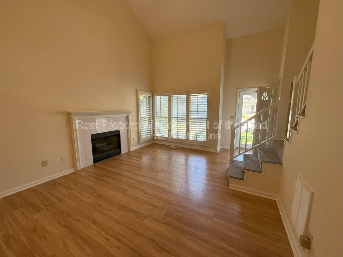 3802 King Edward Ct - Photo 3 of 10