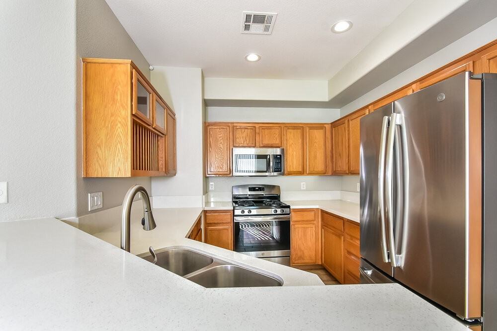 5720 Athinas St - Photo 7 of 17