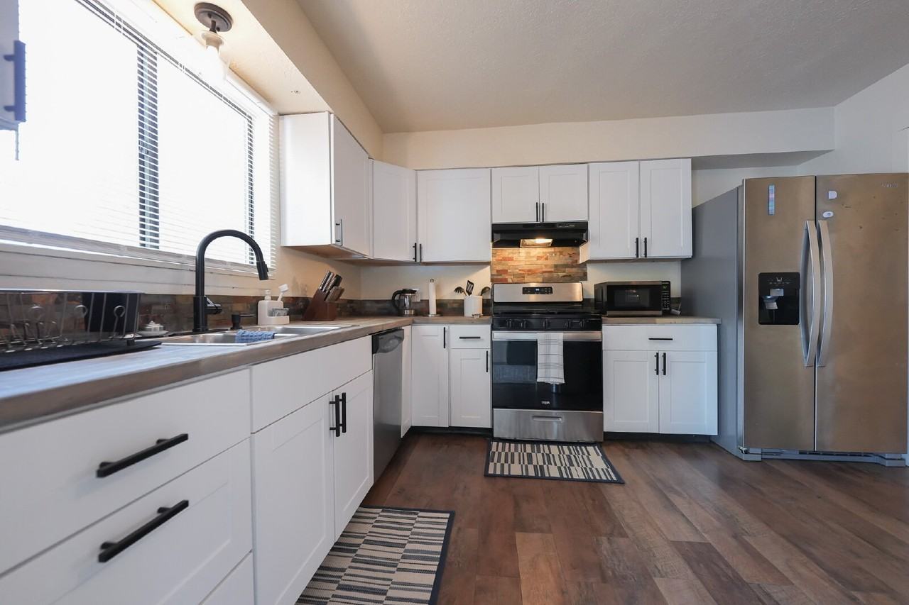 1604 North Municipal Drive Bedroom 1 - Photo 7 of 14