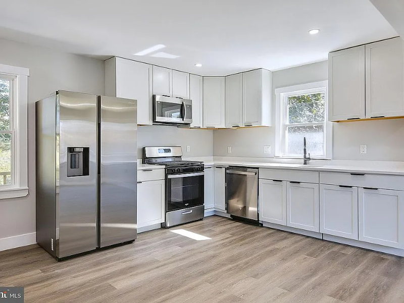 2006 Lakewood St - Photo 2 of 10