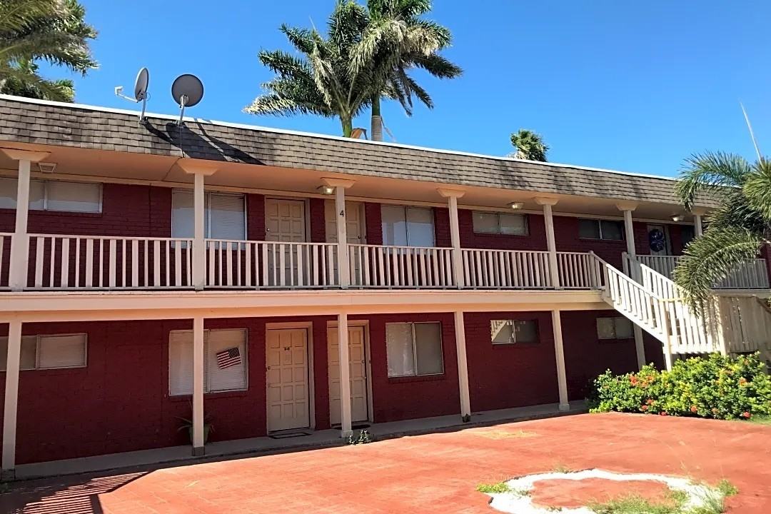 University Manor Apartments - Photo 3 of 8