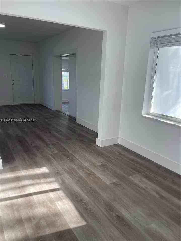 771 Ne 137th St - Photo 5 of 15