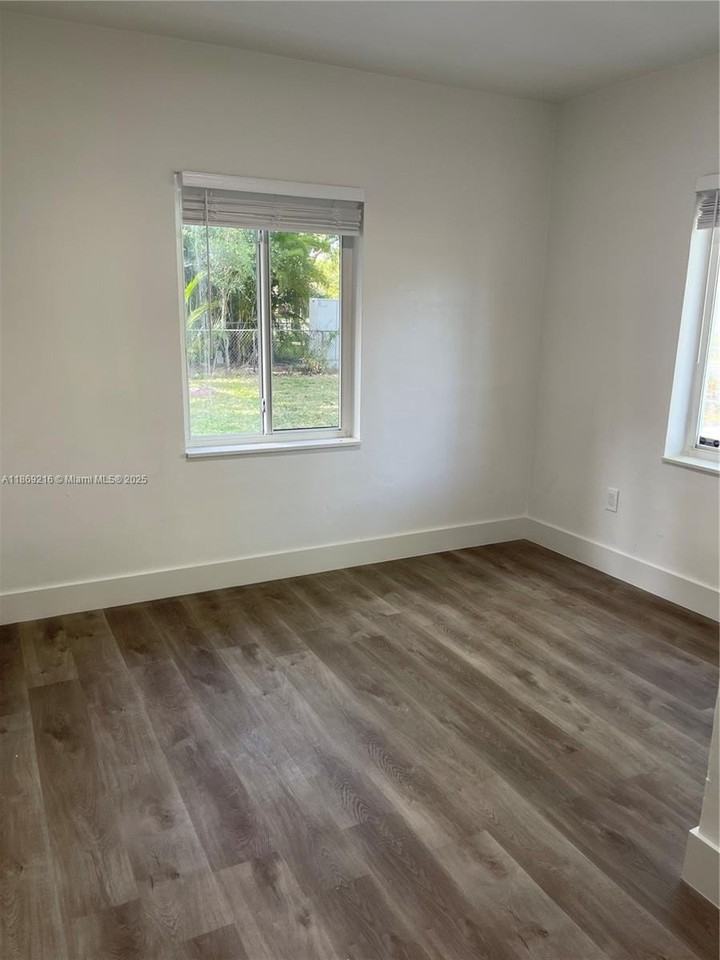 771 Ne 137th St - Photo 6 of 15