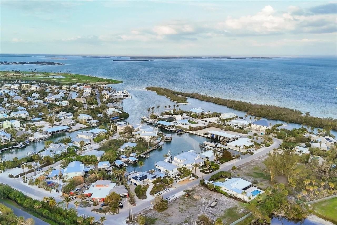 140 Damfino St - Photo 5 of 49