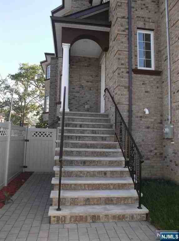 811 Edgewood Ln - Photo 2 of 18