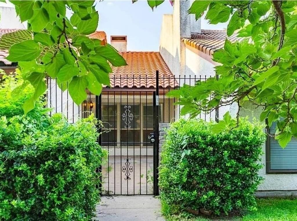 817 W Rochelle Rd - Photo 2 of 21