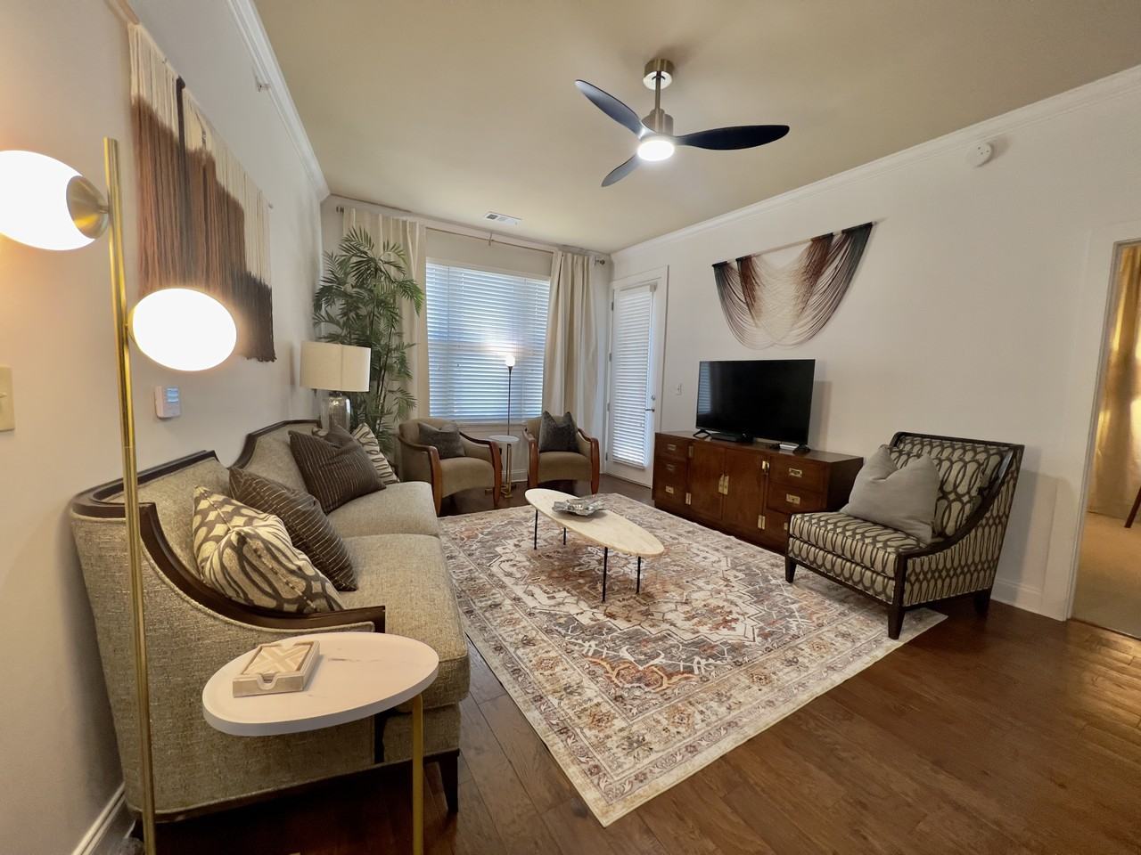 445 W Blount Ave #528 - Photo 4 of 25