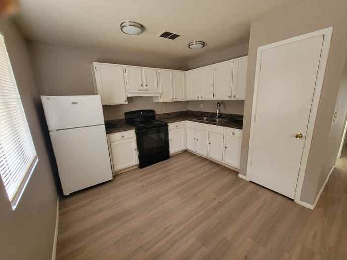 2782 N Columbus Blvd - Photo 2 of 23