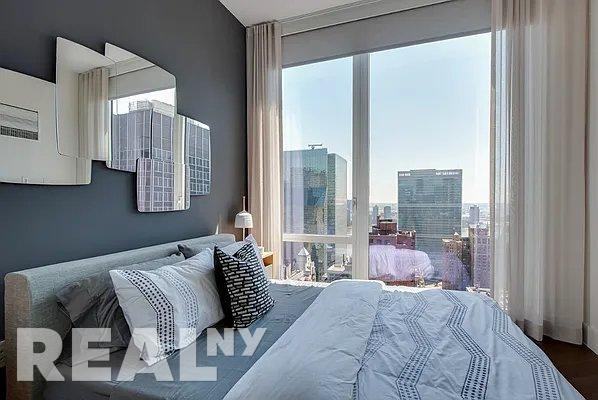 E 44th St #PH - Photo 3 of 9