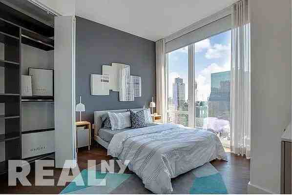 E 44th St #PH - Photo 4 of 9