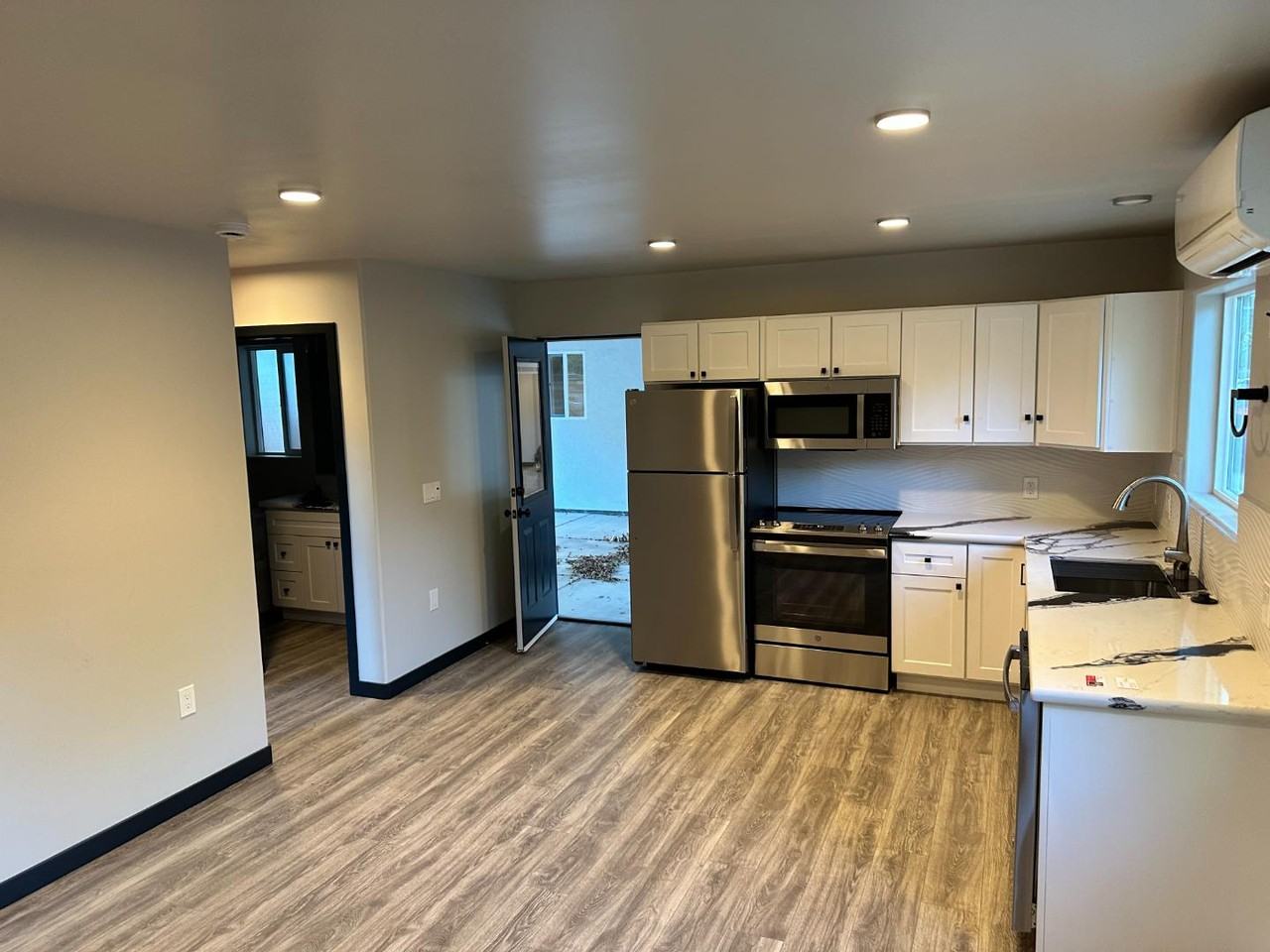5233 9th Ave - Photo 5 of 17