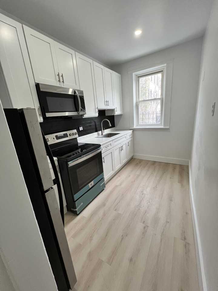 1098 Park Pl #2B - Photo 2 of 5