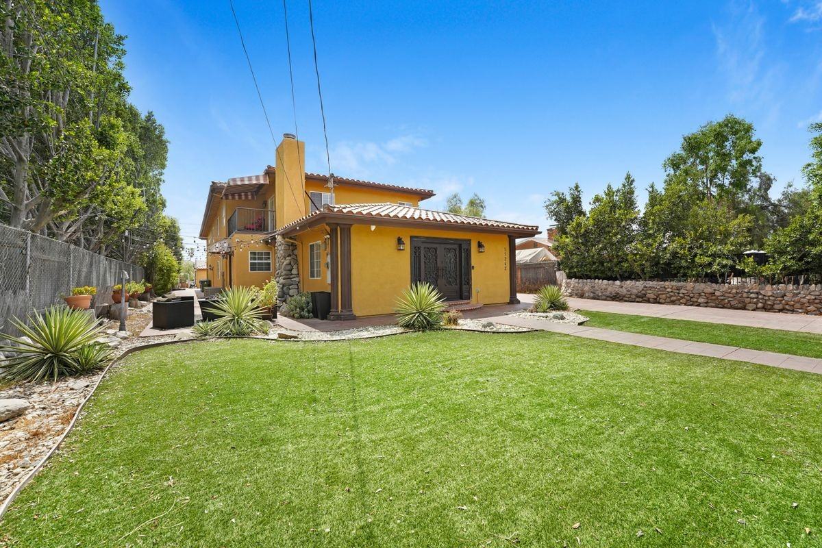 11242 Sheldon St - Photo 2 of 47