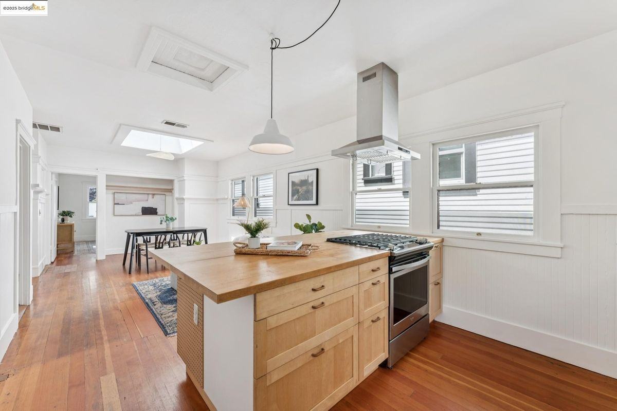 678 45th St - Photo 2 of 14