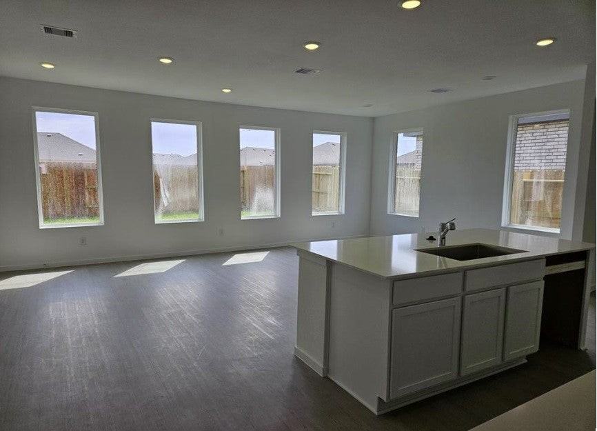 415 Robin Street - Photo 4 of 9