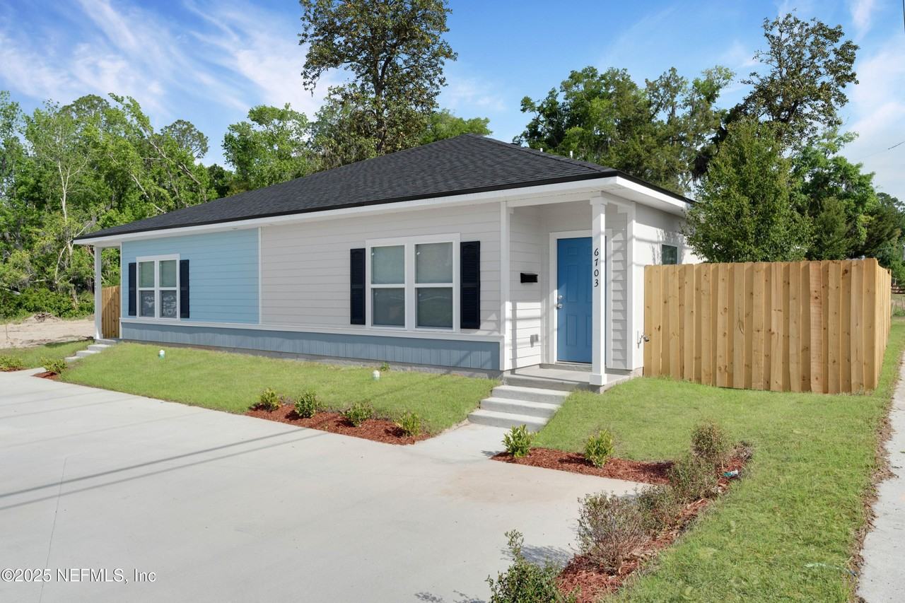 6703 Bakersfield Dr - Photo 3 of 16