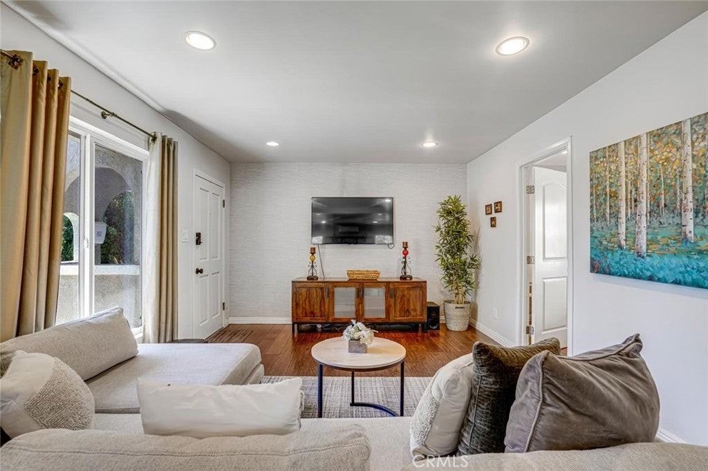 1301 S Hudson Ave - Photo 5 of 33