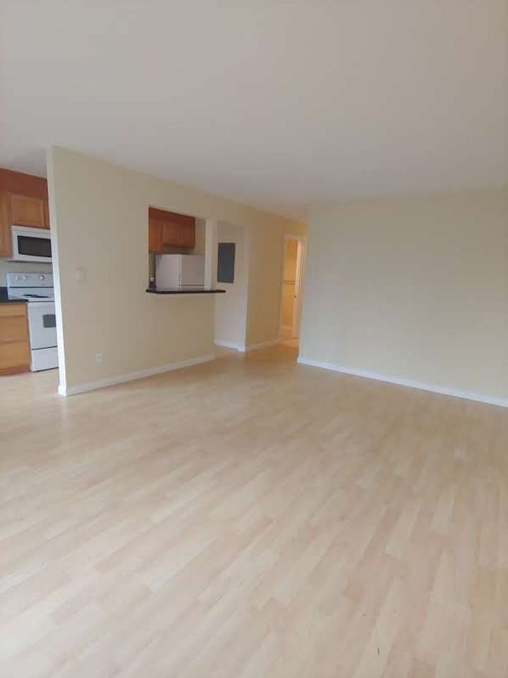 Mercer Manor Apartments - Photo 2 of 32