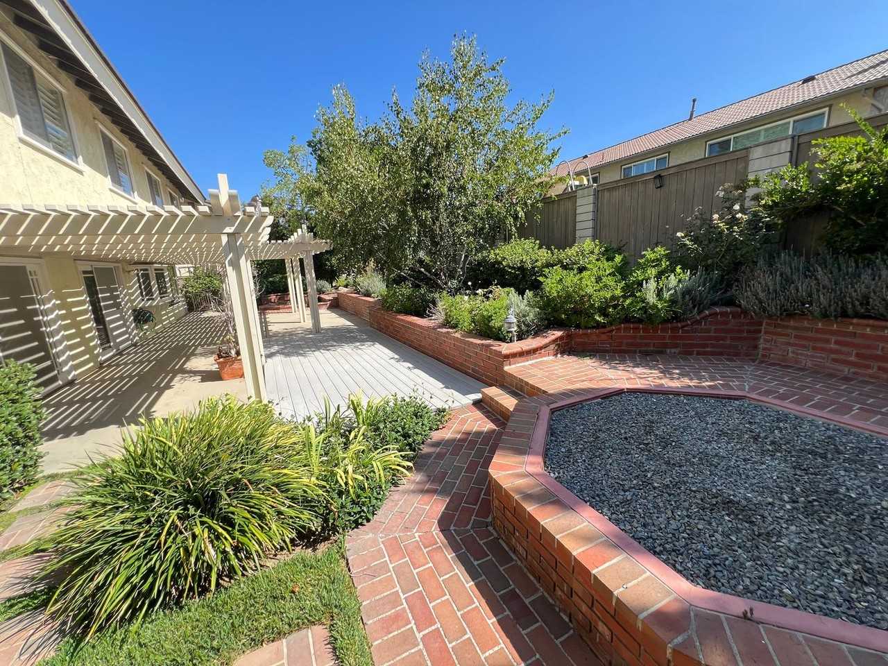 10692 Albany Cir - Photo 2 of 34