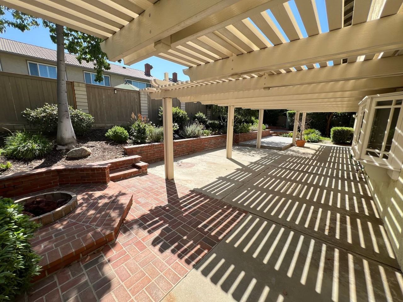 10692 Albany Cir - Photo 3 of 34