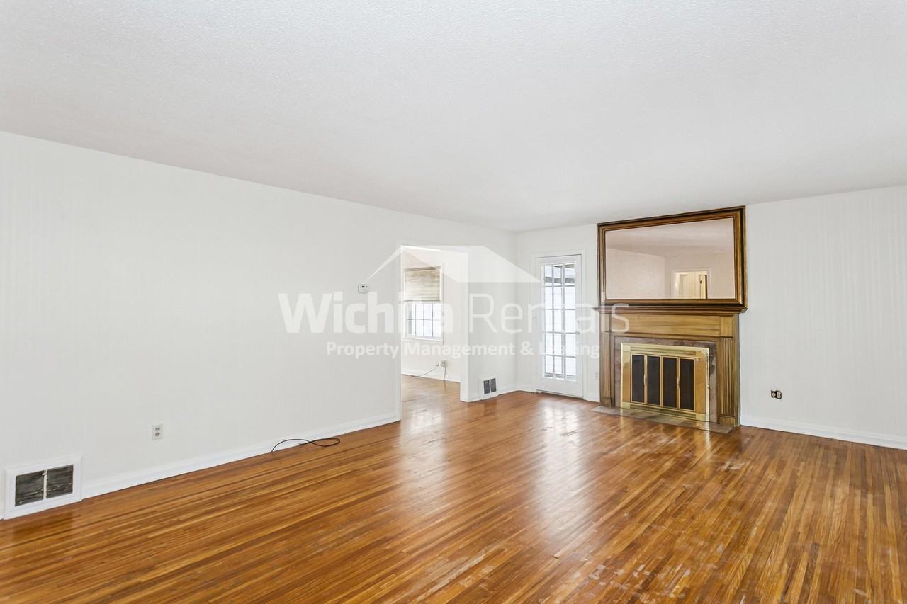 1639 N Garland St - Photo 2 of 20