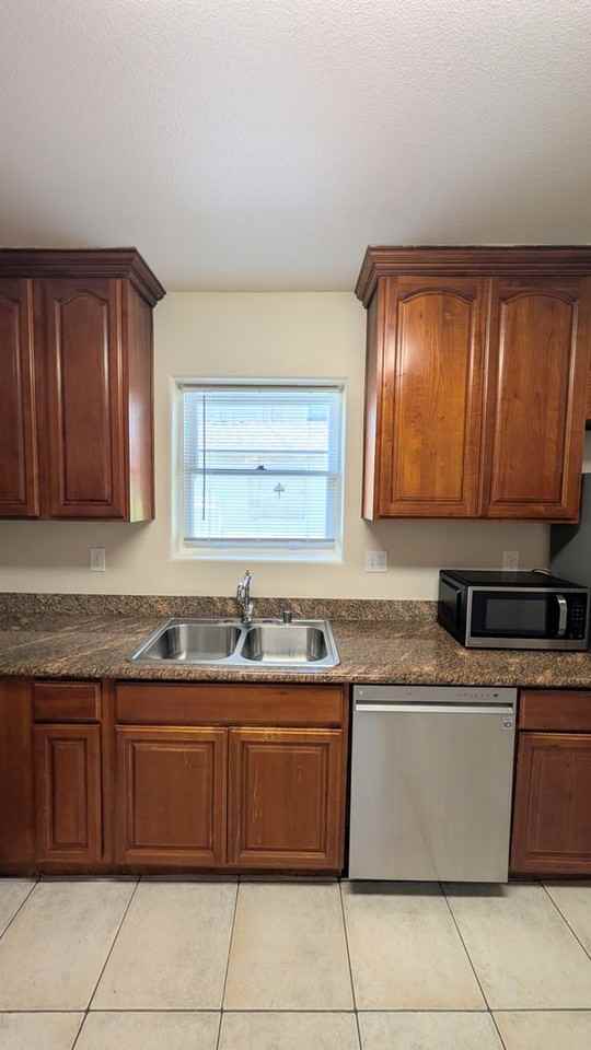 417 11th St - Photo 6 of 36