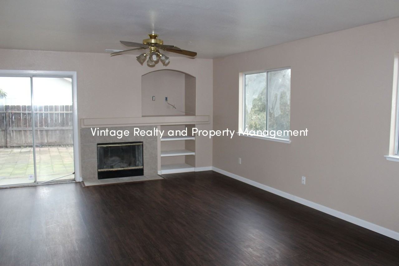 1205 Woodbury Ln - Photo 2 of 17
