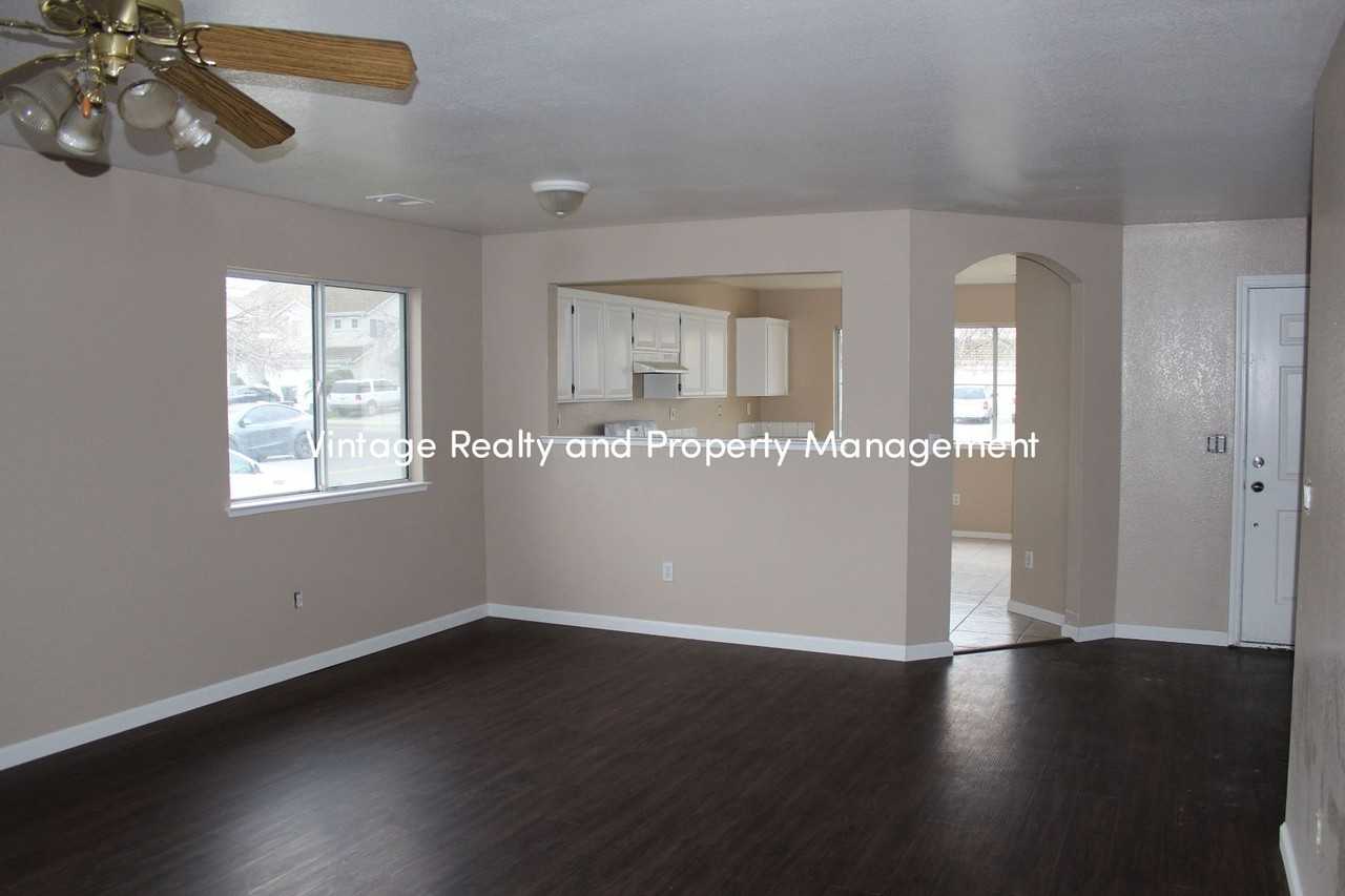 1205 Woodbury Ln - Photo 3 of 17