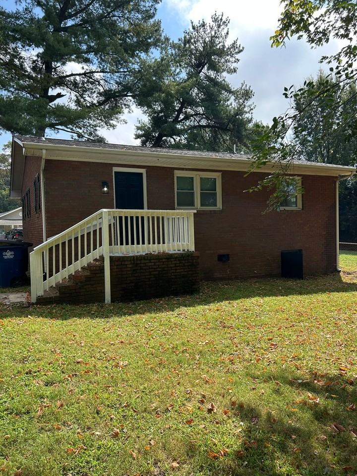 2334 Waterbury St - Photo 2 of 11