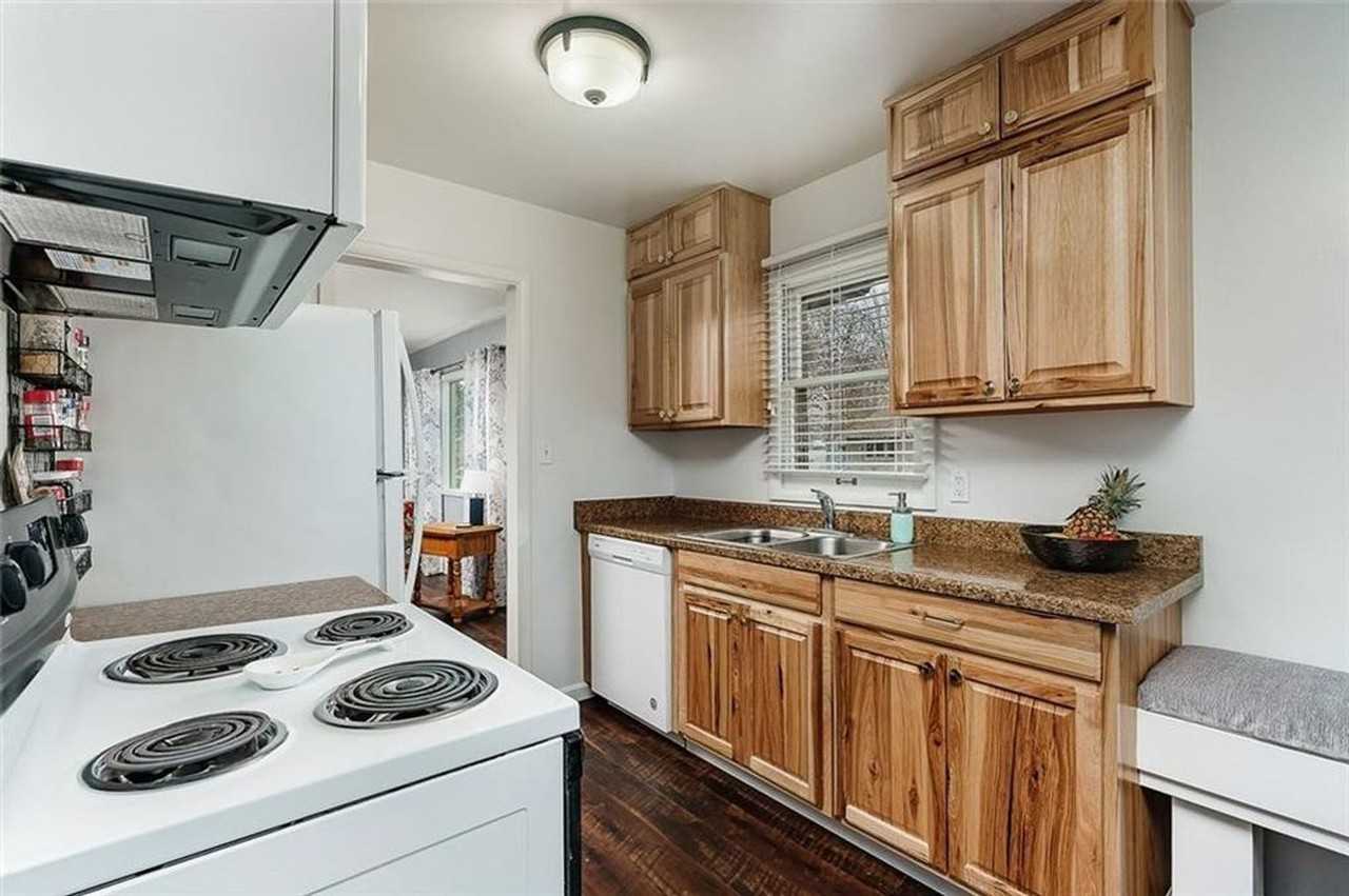 1204 Lynn Ave - Photo 2 of 10