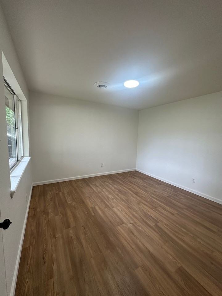 1006 P St - Photo 2 of 10