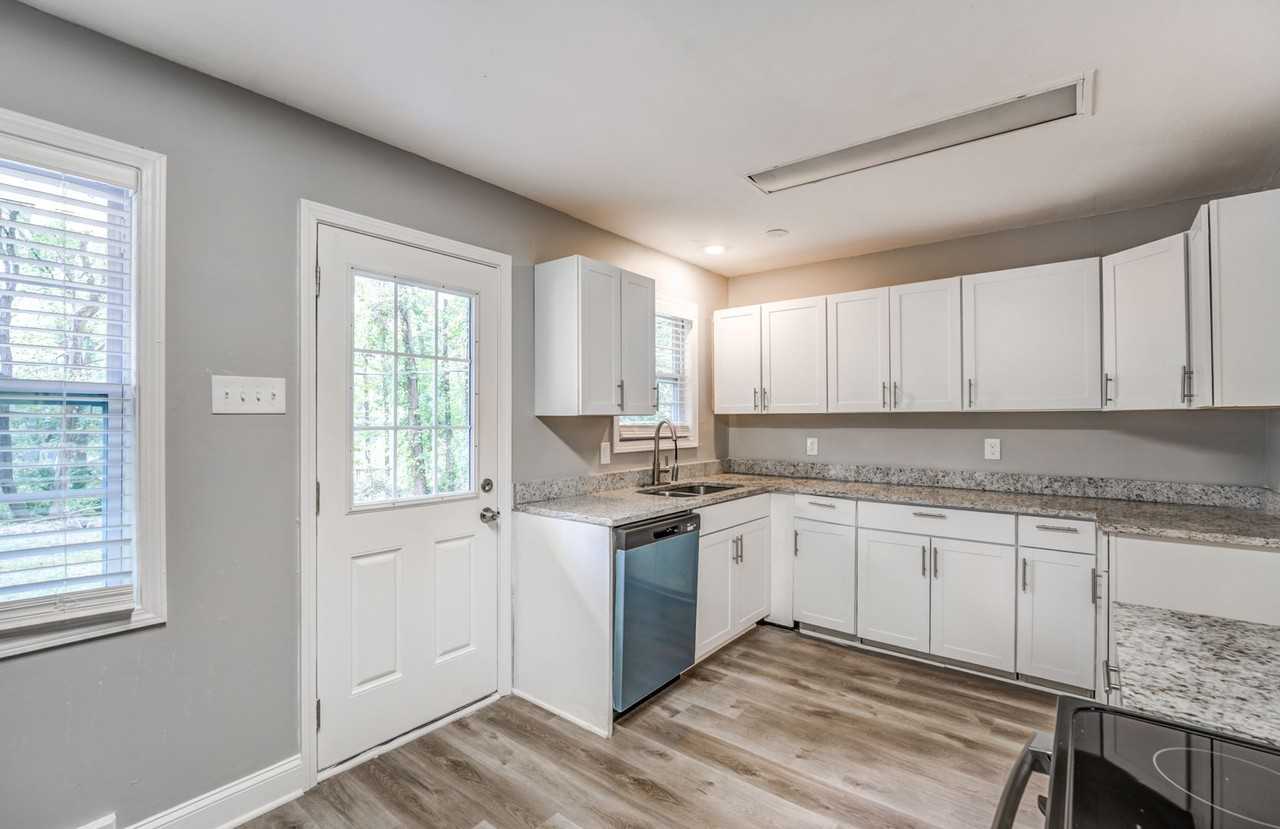 3049 Kirkcaldy Road - Photo 5 of 29