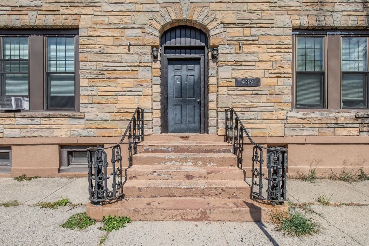 439 W Walnut St - Photo 2 of 23