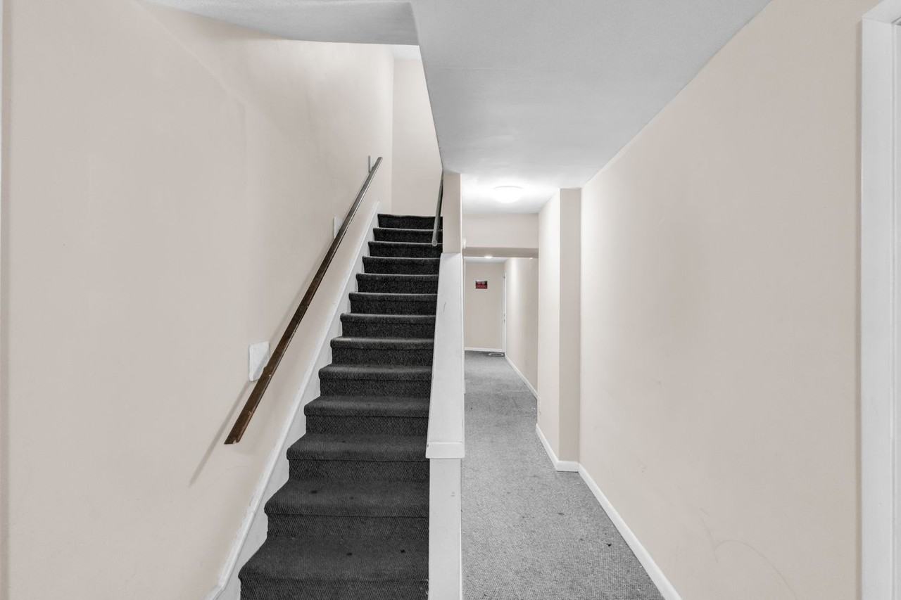 439 W Walnut St - Photo 3 of 23