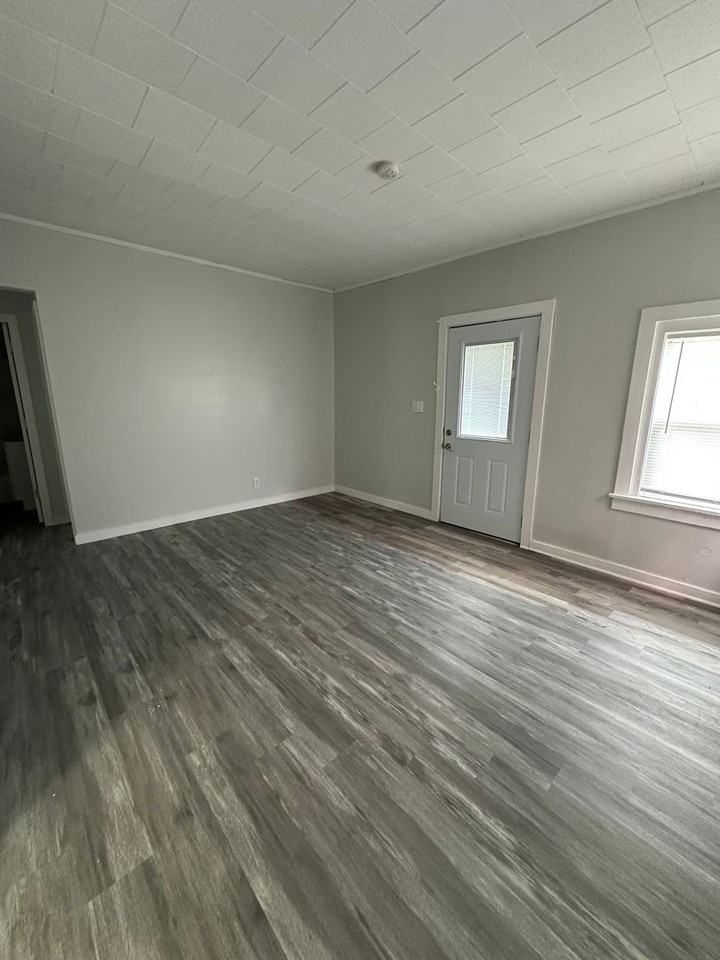 1547 32nd St Ne - Photo 2 of 11