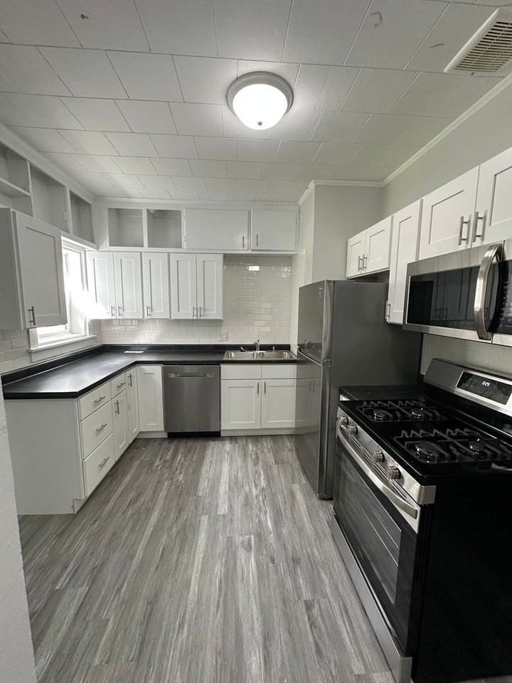 1547 32nd St Ne - Photo 3 of 11