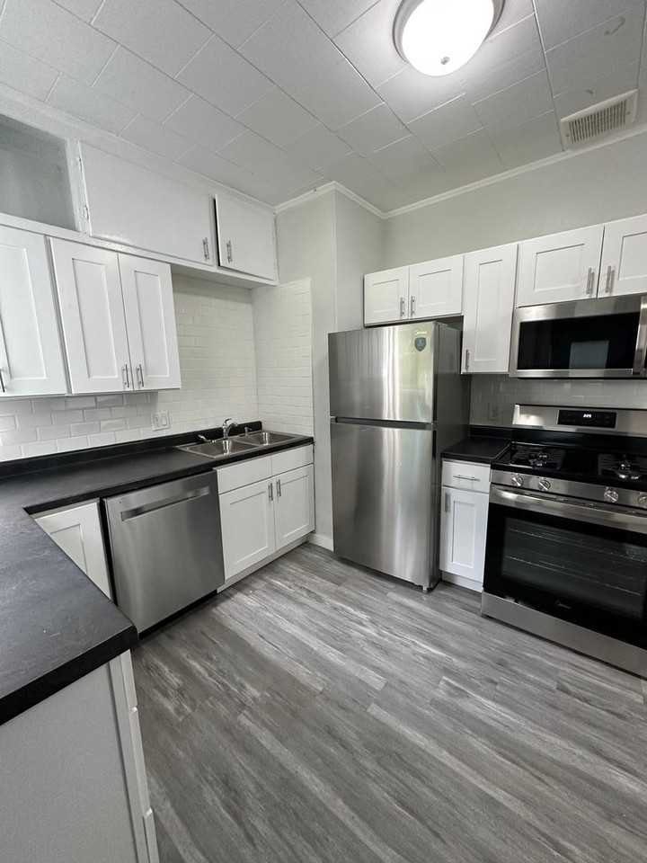 1547 32nd St Ne - Photo 4 of 11