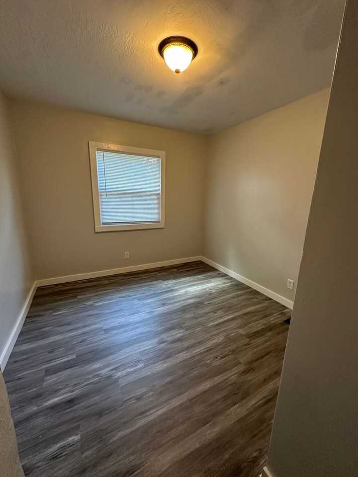 1547 32nd St Ne - Photo 5 of 11