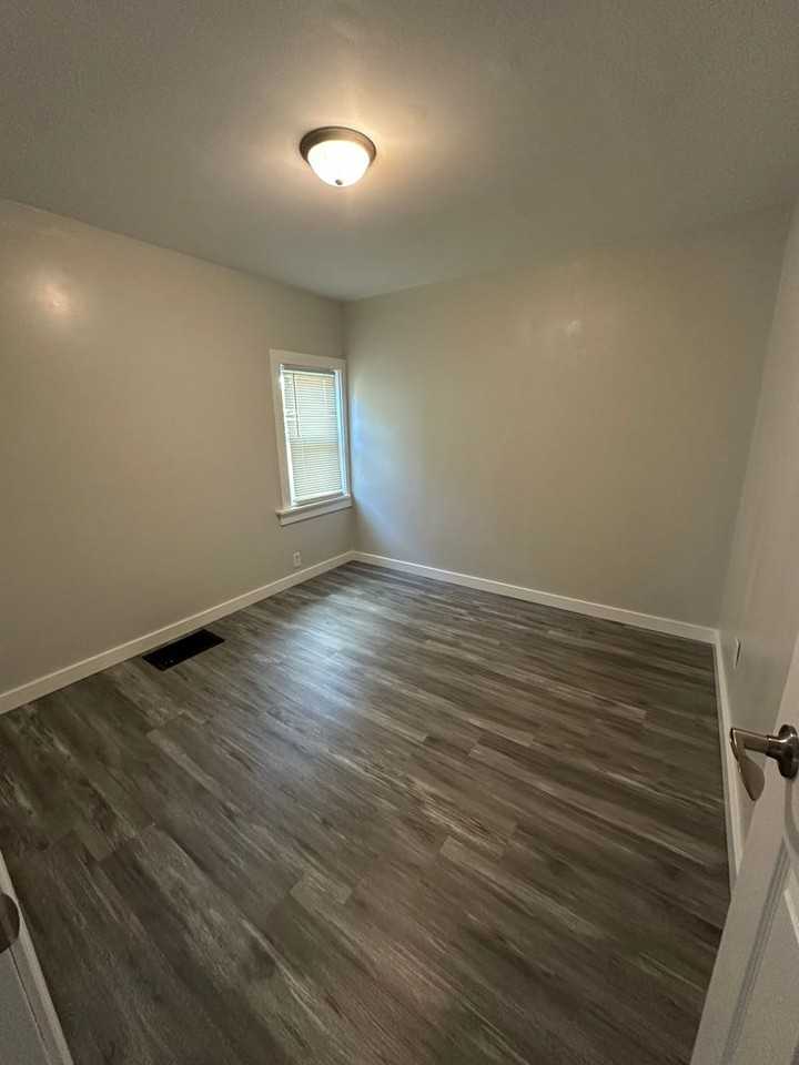 1547 32nd St Ne - Photo 7 of 11