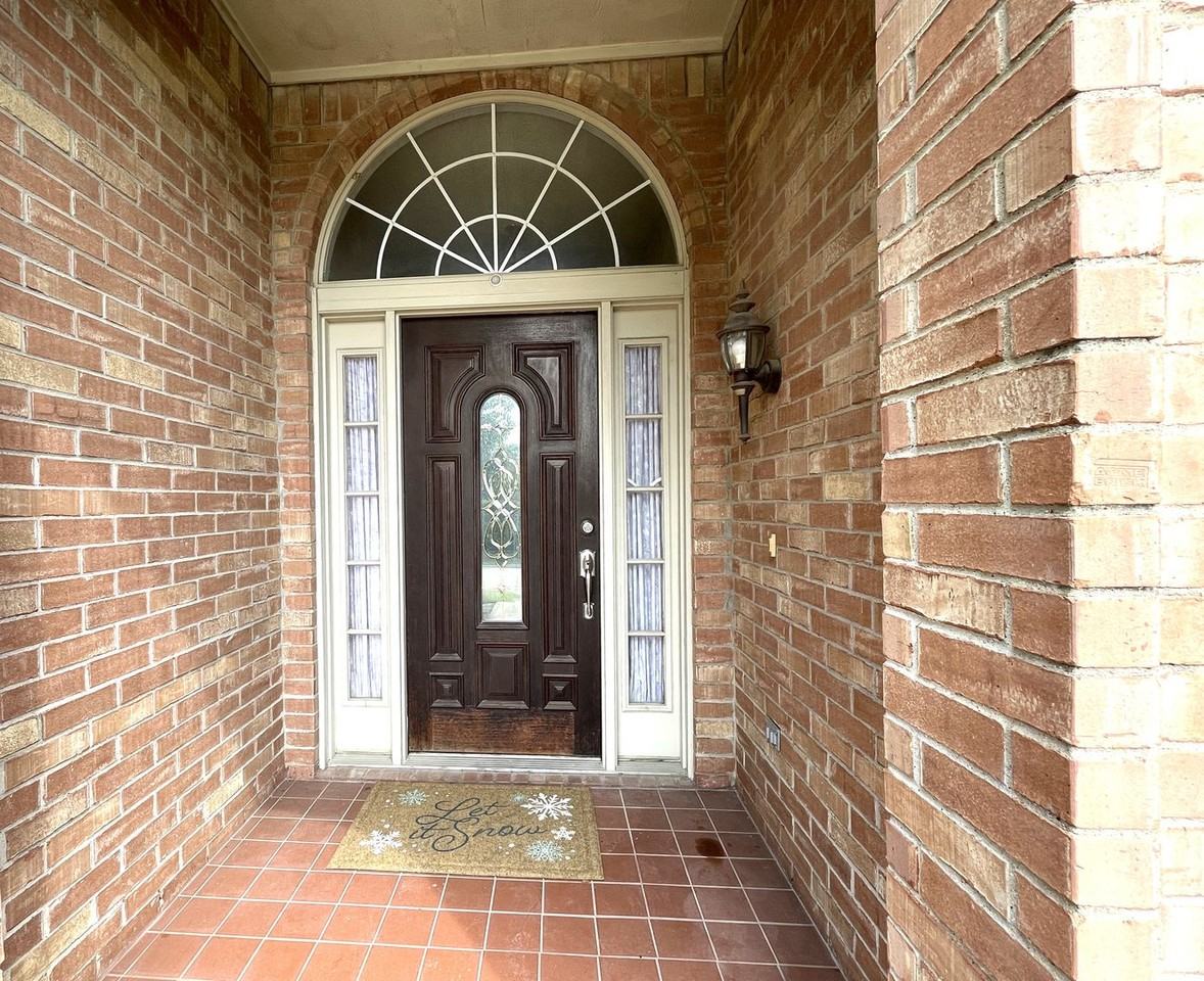 1307 Edinboro Ln - Photo 2 of 20