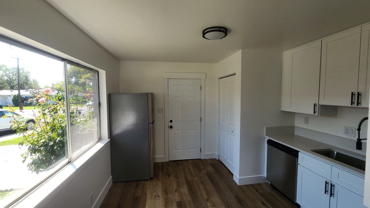 885 Bates Ave - Photo 3 of 13