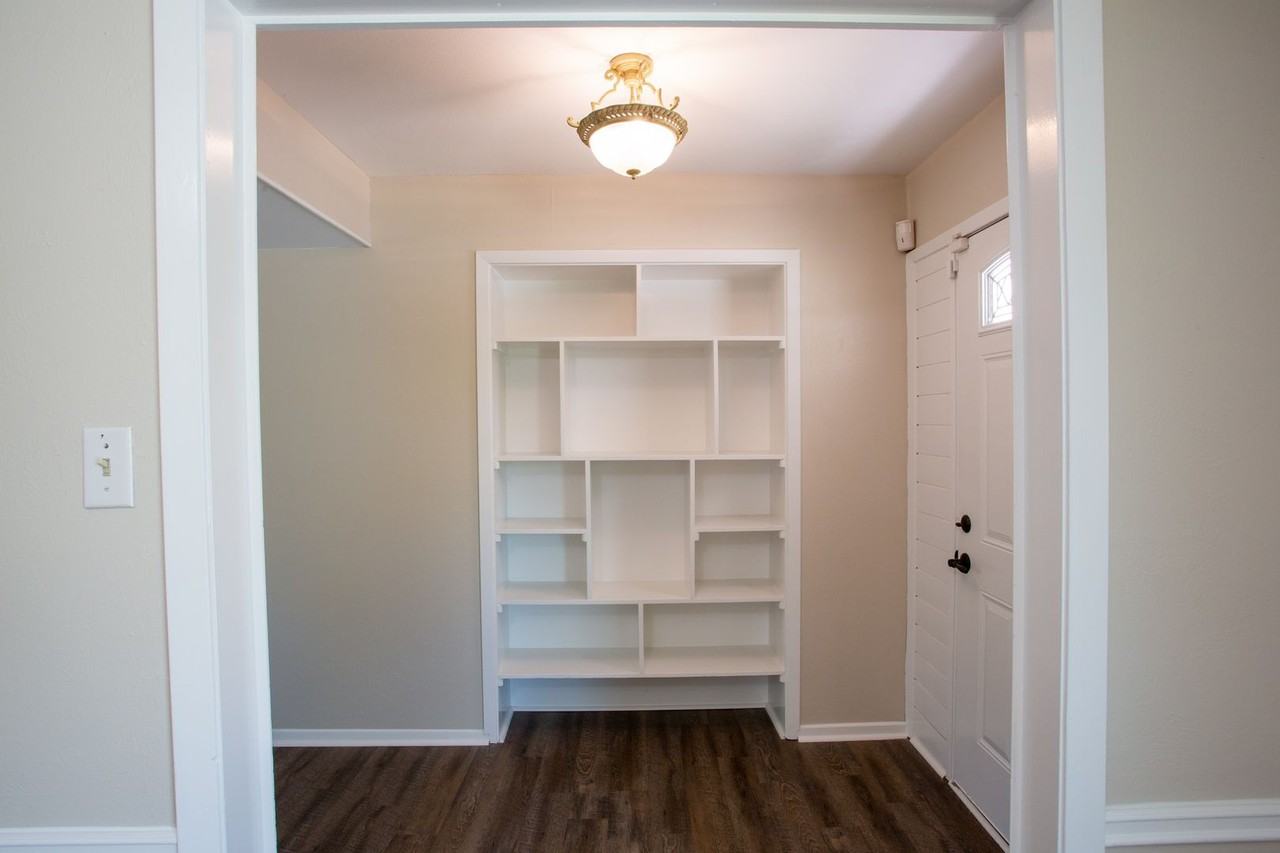 10404 Doering Ln - Photo 3 of 18