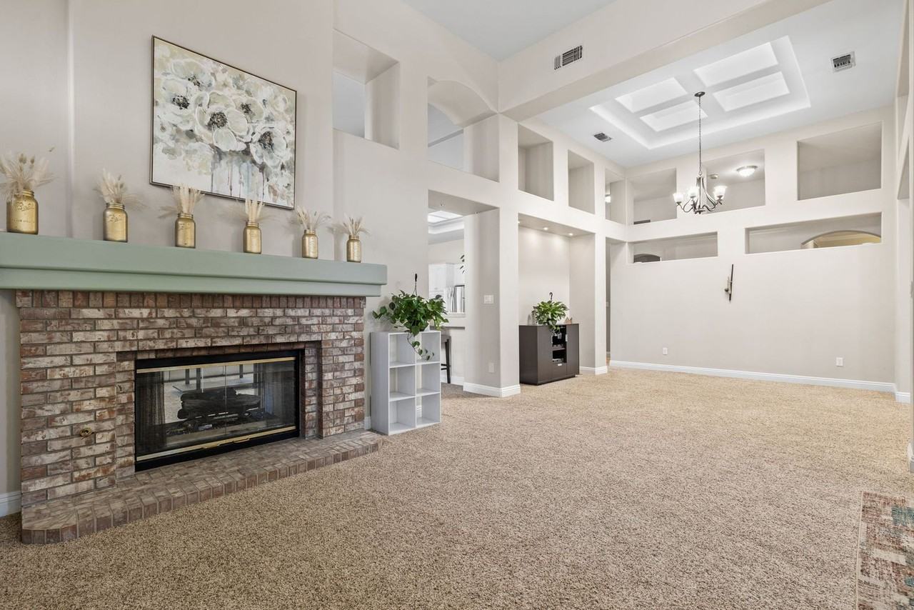 10904 Rockridge Way - Photo 7 of 42